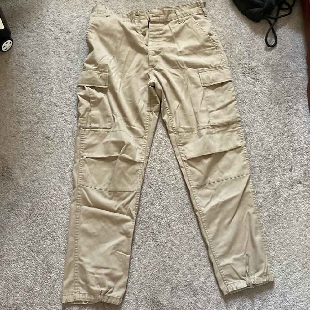 Lightly worn beige Rothco cargo pants in size medium.